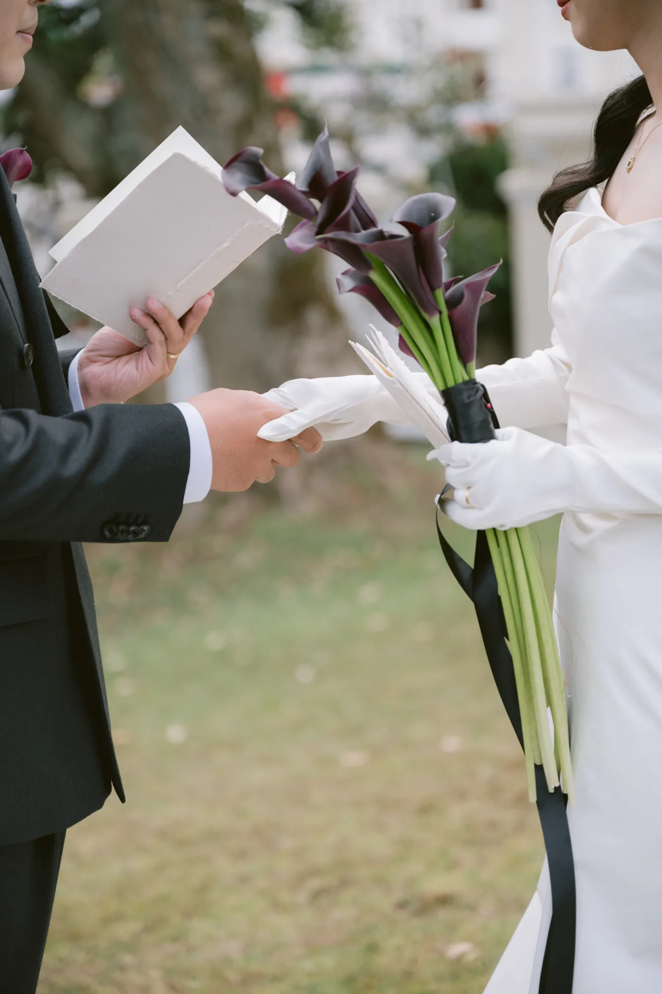 Cô dâu chú rể nắm tay nhau khi đọc lời thề trong lễ cưới.