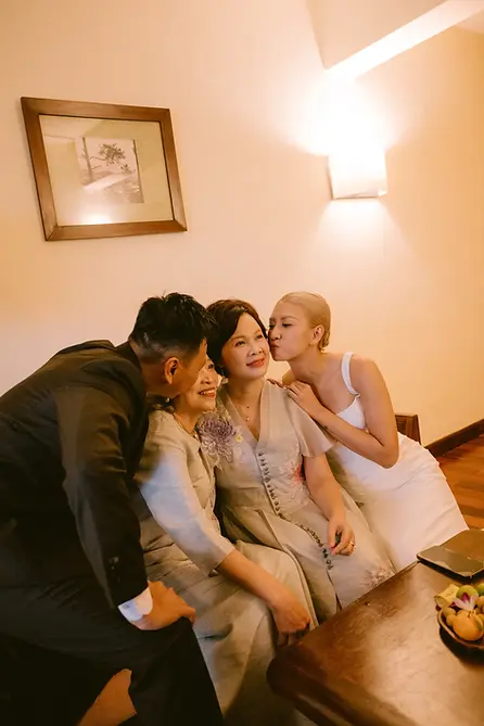 Khoảnh khắc ấm áp bên gia đình trước lễ cưới, mọi người quây quần trên sofa trong không gian trong nhà.