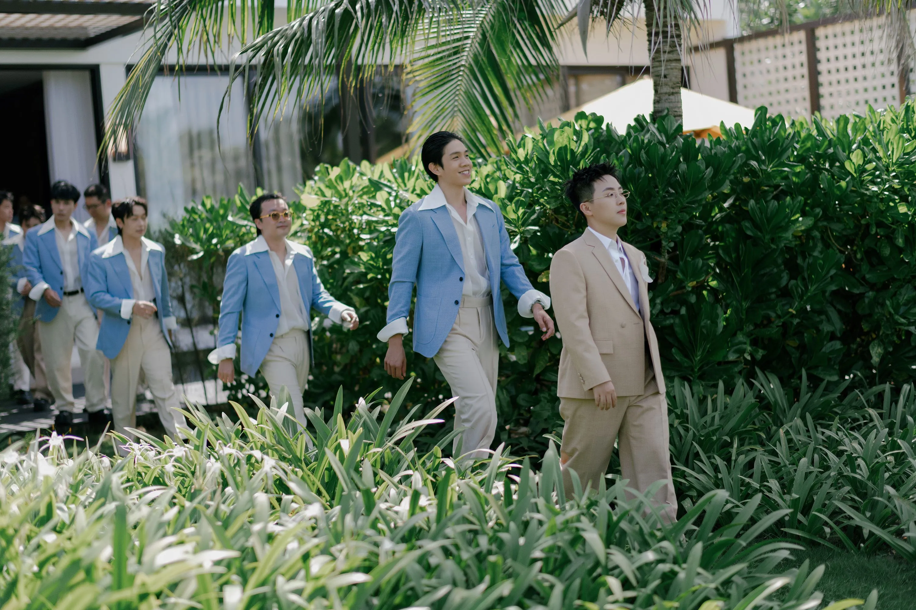 Đoàn phù rể tiến vào buổi lễ, không khí trang trọng và đồng hành bên chú rể.