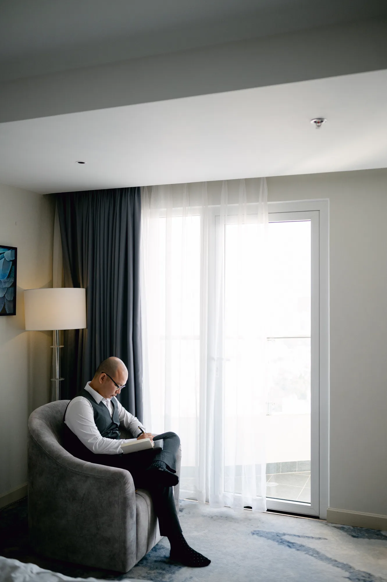 Chú rể suy nghĩ và chuẩn bị lời thề trong không gian yên tĩnh.