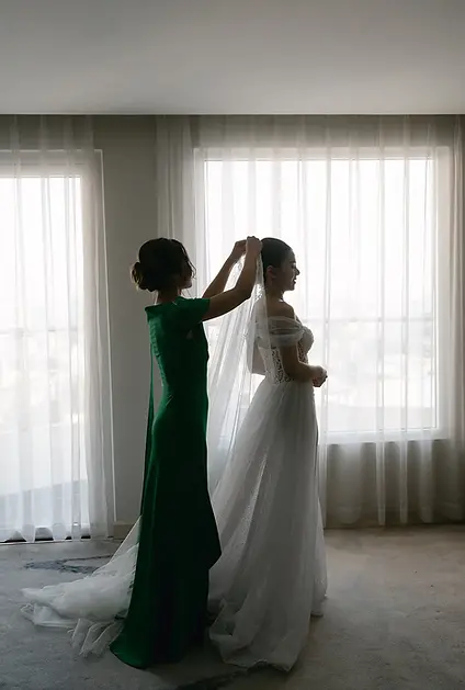 Khoảnh khắc chuẩn bị váy cưới đầy cảm xúc giữa mẹ và cô dâu trước giờ diễn ra hôn lễ