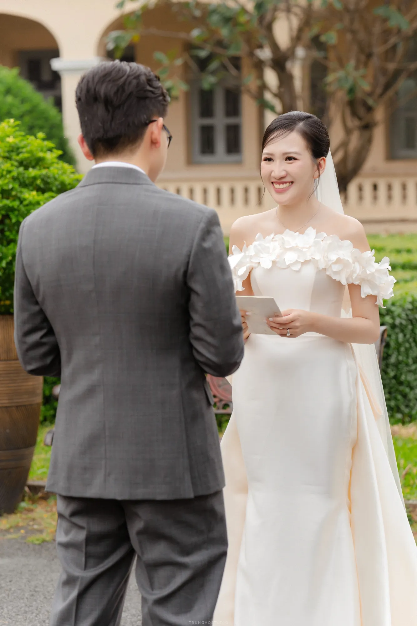 Cô dâu mỉm cười khi đọc lời thề trong lễ cưới.