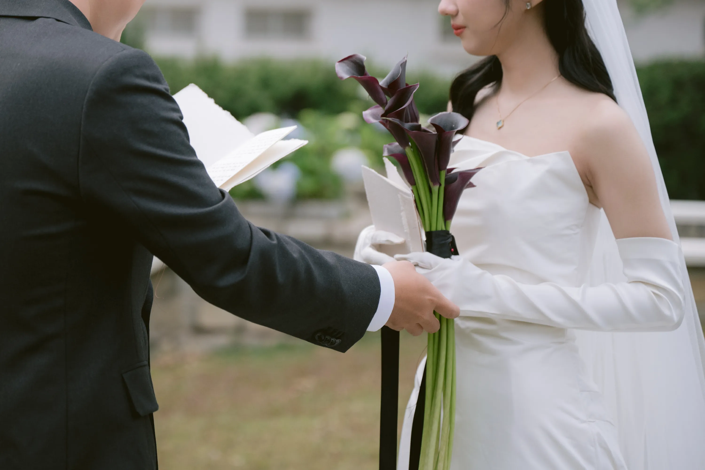 Chú rể đọc lời thề nguyện cho cô dâu.