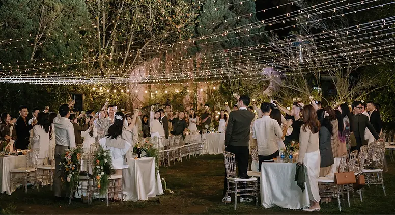 Khoảnh khắc nâng ly chúc mừng dưới ánh đèn dây buổi tối