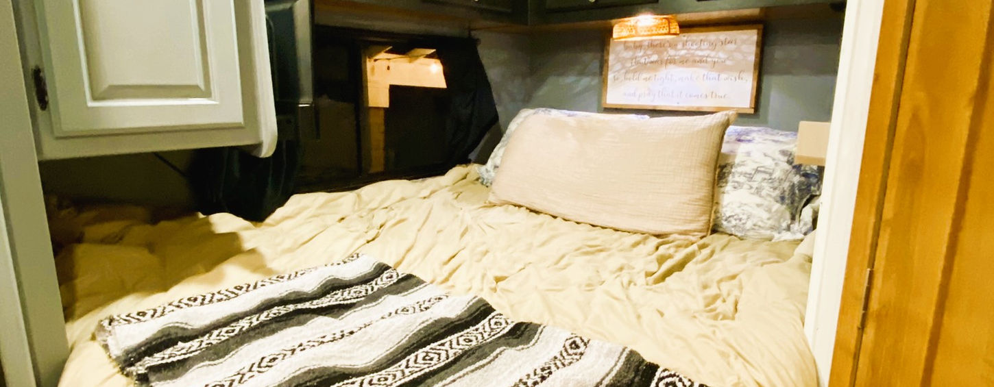 Leprechaun Bark Class C motorhome interior – photo 19