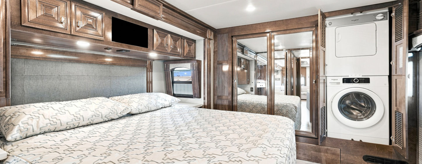 Discovery Pie Class A diesel motorhome bedroom – photo 19