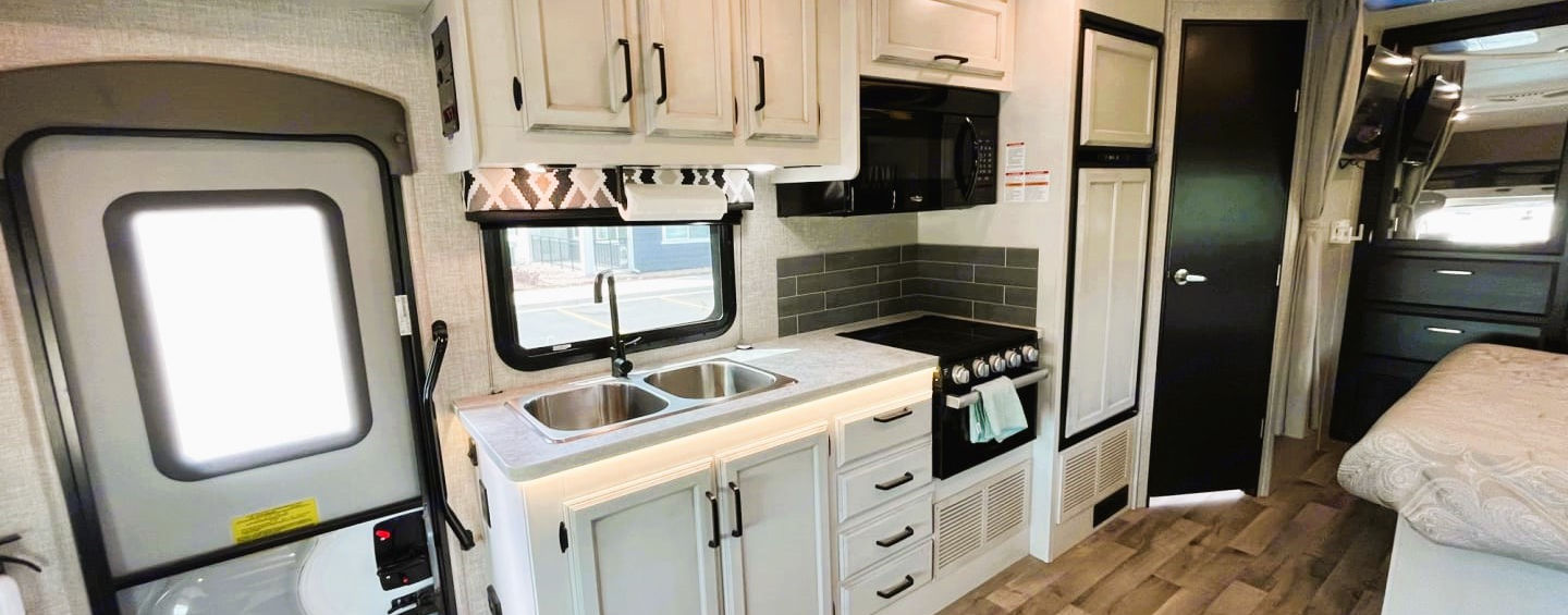 Vanilla Redhawk Class C motorhome kitchen – photo 6