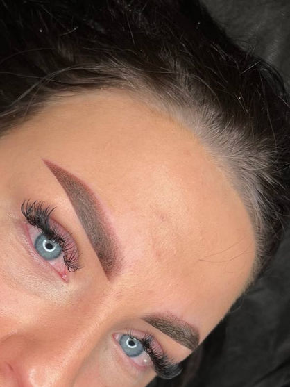 Korrekció szemöldöktetoválás