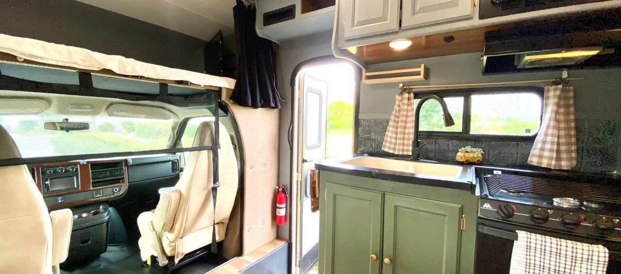 Leprechaun Bark Class C motorhome interior – photo 25