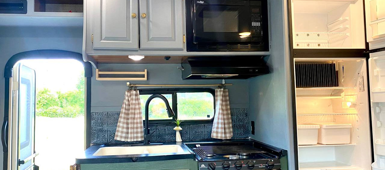 Leprechaun Bark Class C motorhome kitchen – photo 10