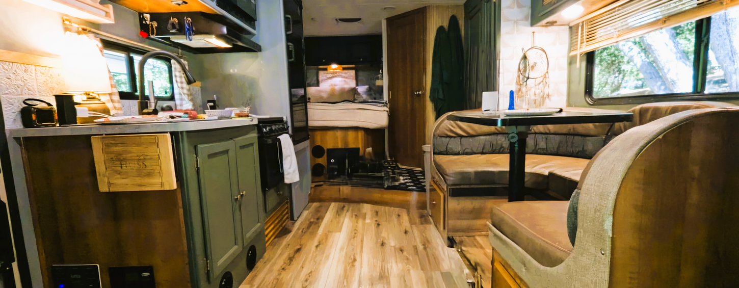 Leprechaun Bark Class C motorhome interior – photo 15
