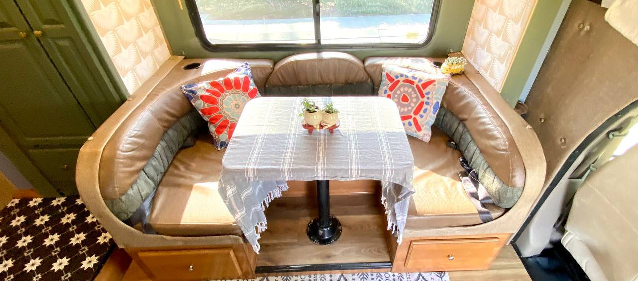 Leprechaun Bark Class C motorhome living area – photo 6