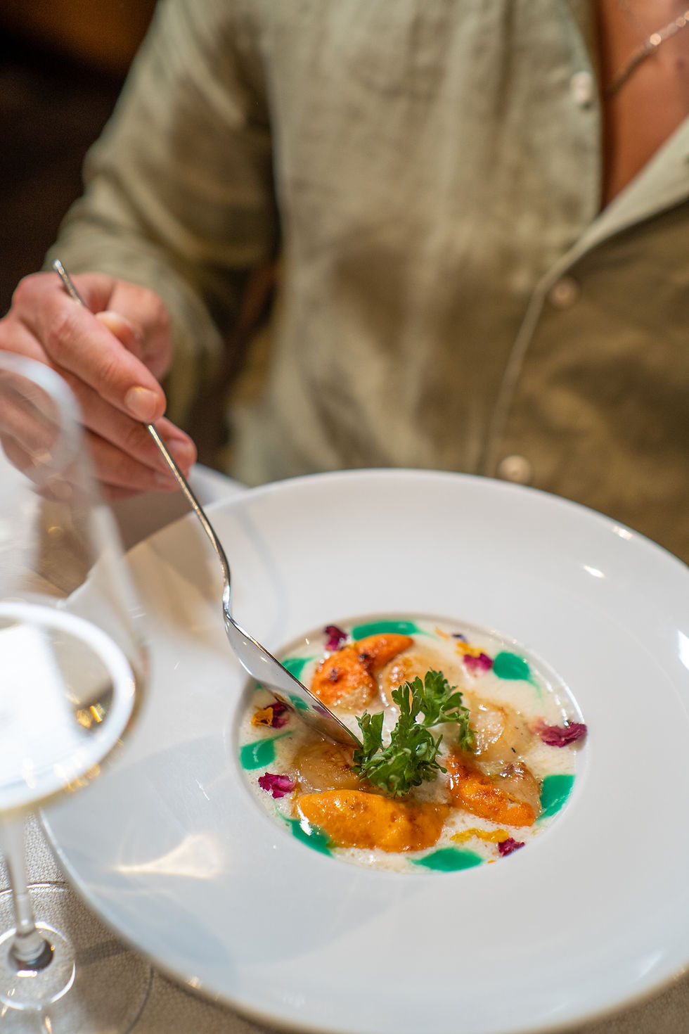 Sfera di cioccolata con coulis di frutta esotica