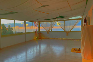 Yoga Shala bei Casa Jio mit Meerblick, Stoffhimmel und Sonnenuntergangsstimmung
