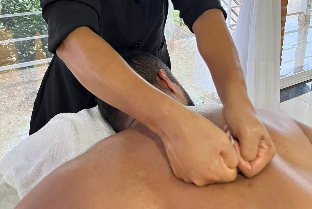 massagem nas costas