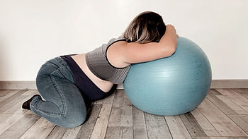 Utiliser le ballon de grossesse pour soulager les contractions pendant l'accouchement