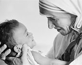 Mère tèrèsa tient un bébé