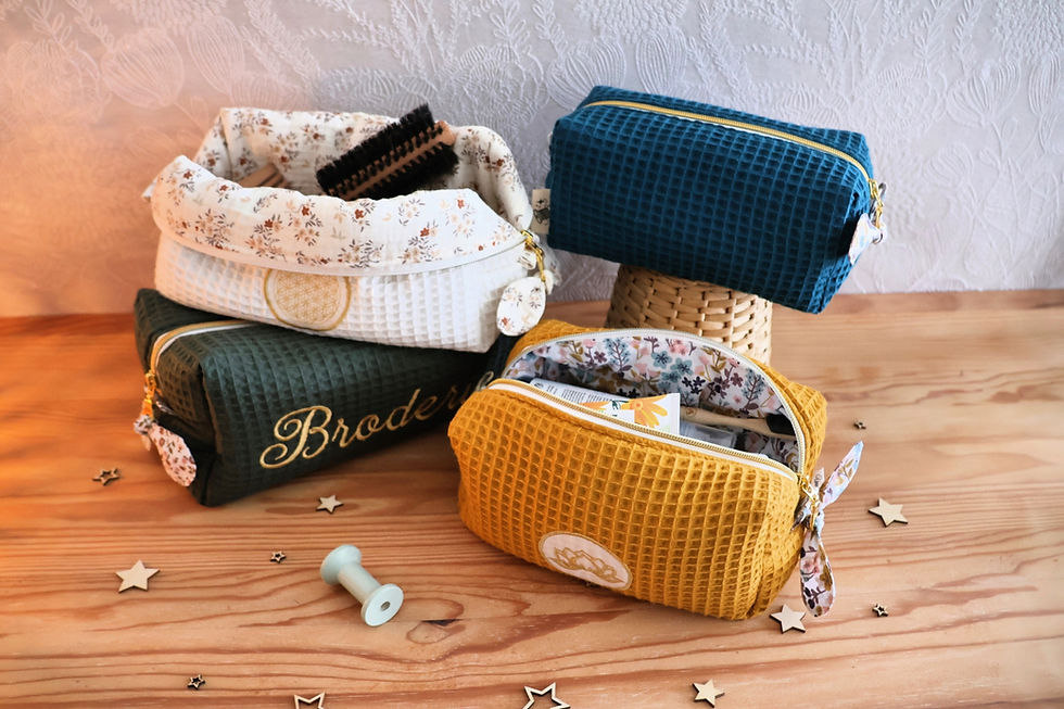 Assortiment de trousses et panier en tissu gaufré