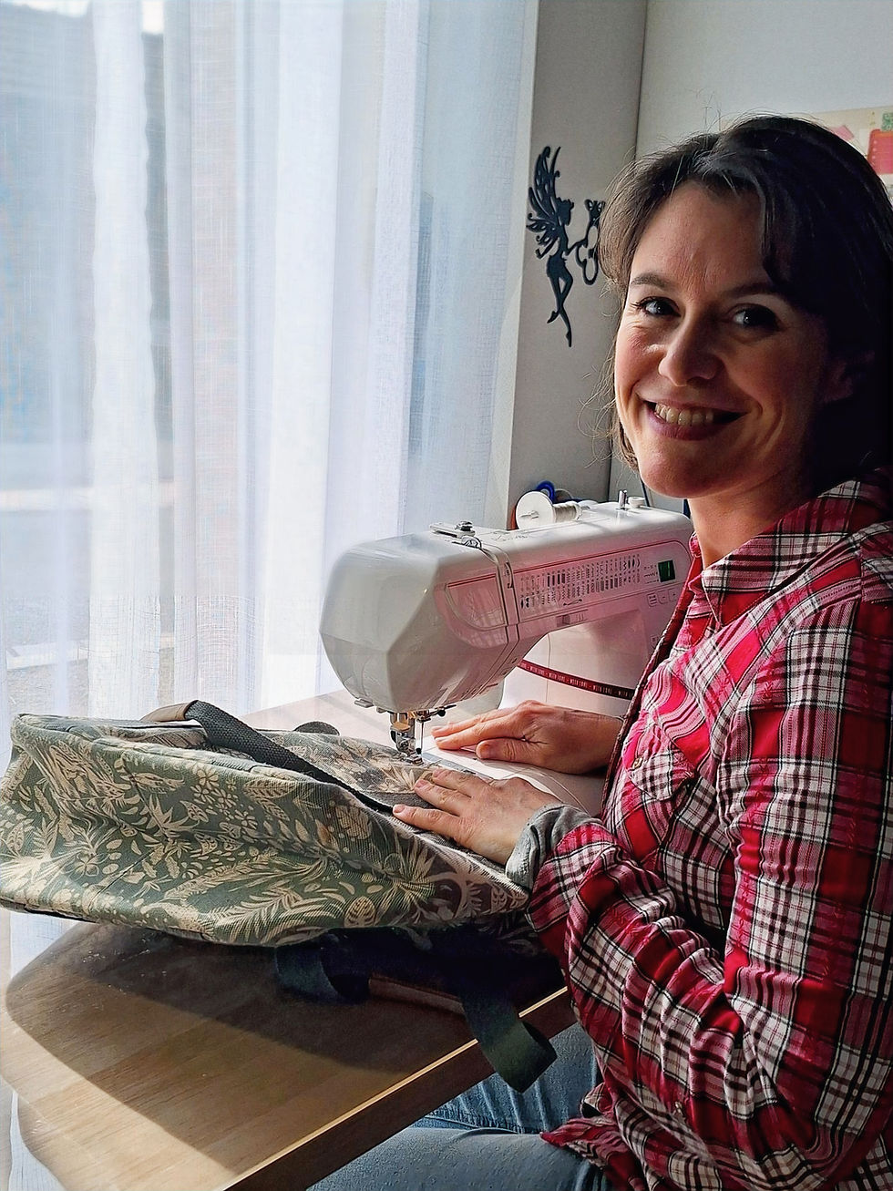 Femme souriante cousant à la machine