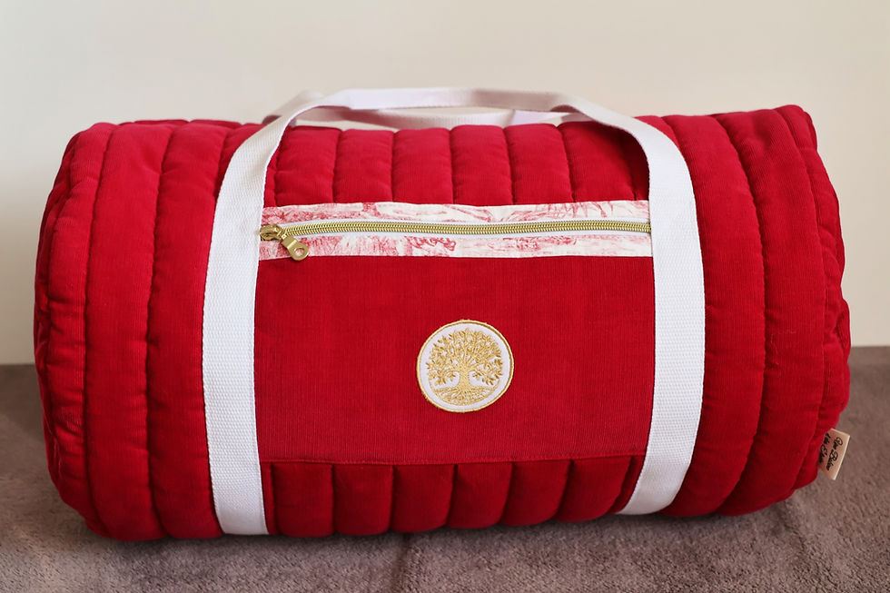 Sac de voyage rond rouge matelassé avec arbre doré