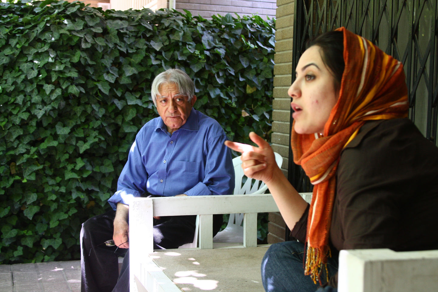 Ghazaleh Soltani and Ezzatollah Entezami behind the scenes of "…and the Blue Sky"