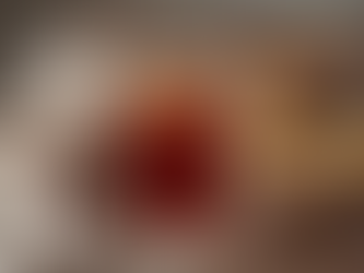 Warme winterse drank zonder suiker, geserveerd met sinaasappel en kruiden.