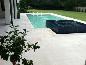 Preto absoluto em piscina