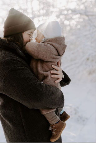 Winterliches Familienshooting in Kassel – emotionale Mutter-Kind-Portraits im Schnee, natürliche Familienfotografie mit Liebe, Nähe und winterlicher Atmosphäre.