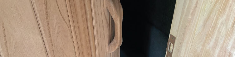 puerta de madera maciza tradicional para sauna
