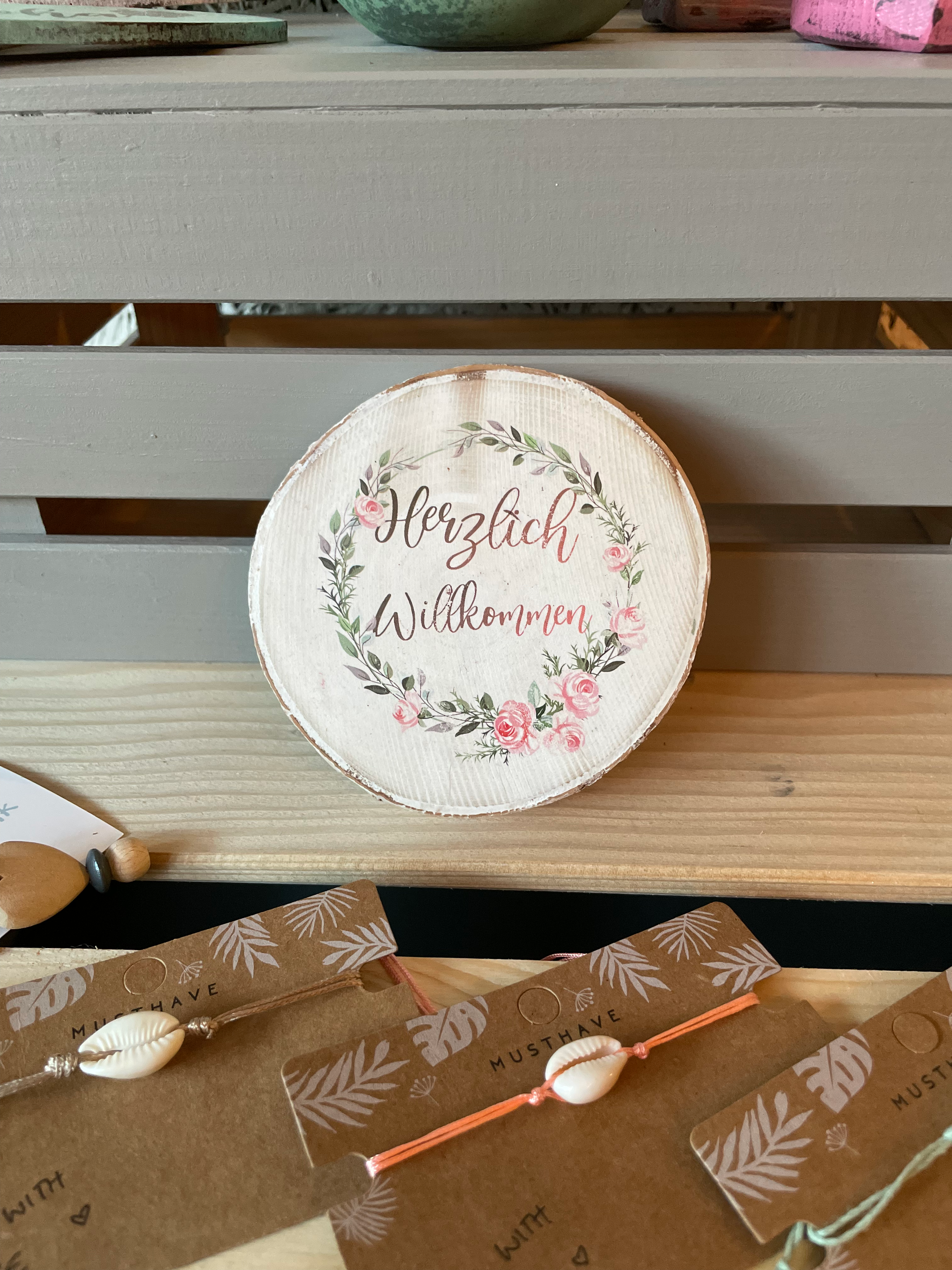 Holzscheibe HERZLICH WILLKOMMEN Blumenkranz