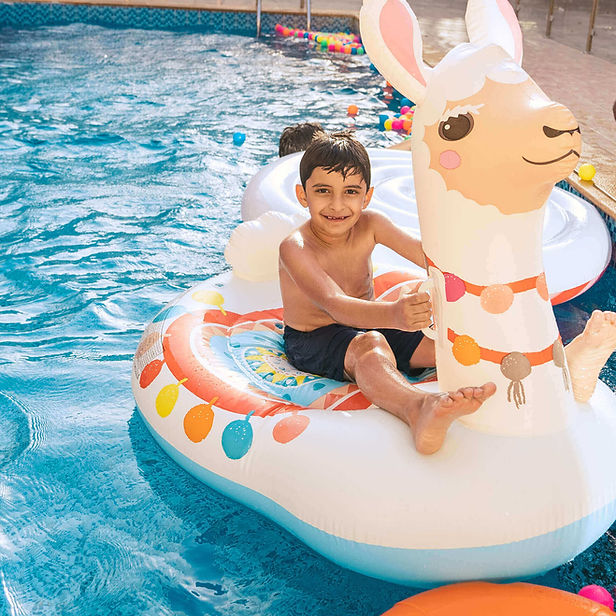 استراحة العز طفل فرحان.jpg