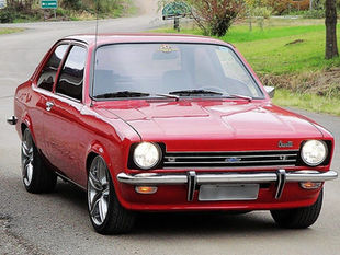Chevette vermelho dos anos 80 que inspirou uma história de namoro e despedida.