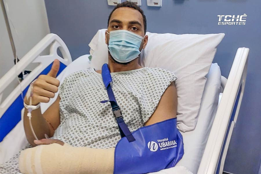 Matheus Francisco, pivô da Seleção Brasileira, após cirurgia na mão. (foto arquivo pessoal)