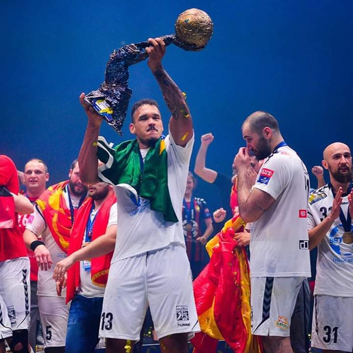 Rogério ergue a taça da Liga dos Campeões EHF 2016/17 (foto rede social do atleta)