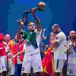 Rogério ergue a taça da Liga dos Campeões EHF 2016/17 (foto rede social do atleta)