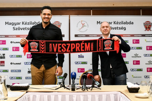 Rogério na assinatura do contrato com o Veszprém. (foto Dávid Vörös)