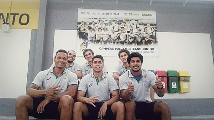 Rogério Moraes com os colegas de Acampamento na Seleção Júnior. (arquivo pessoal)