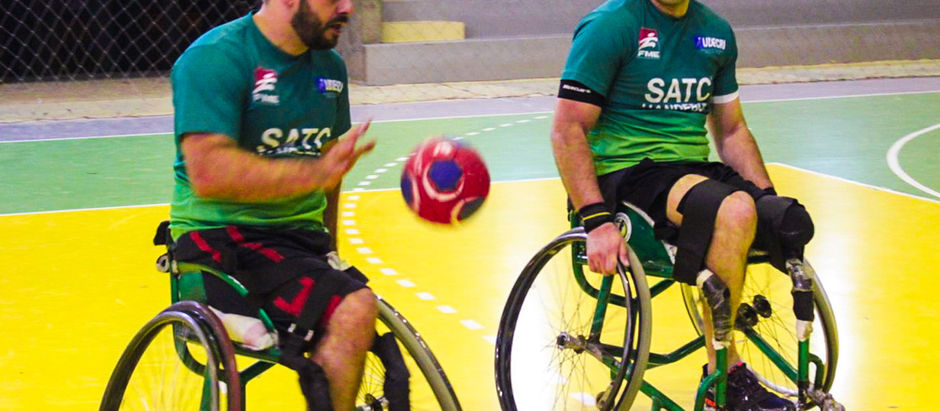 Equipe de handebol se equilibra sob rodas e desafios