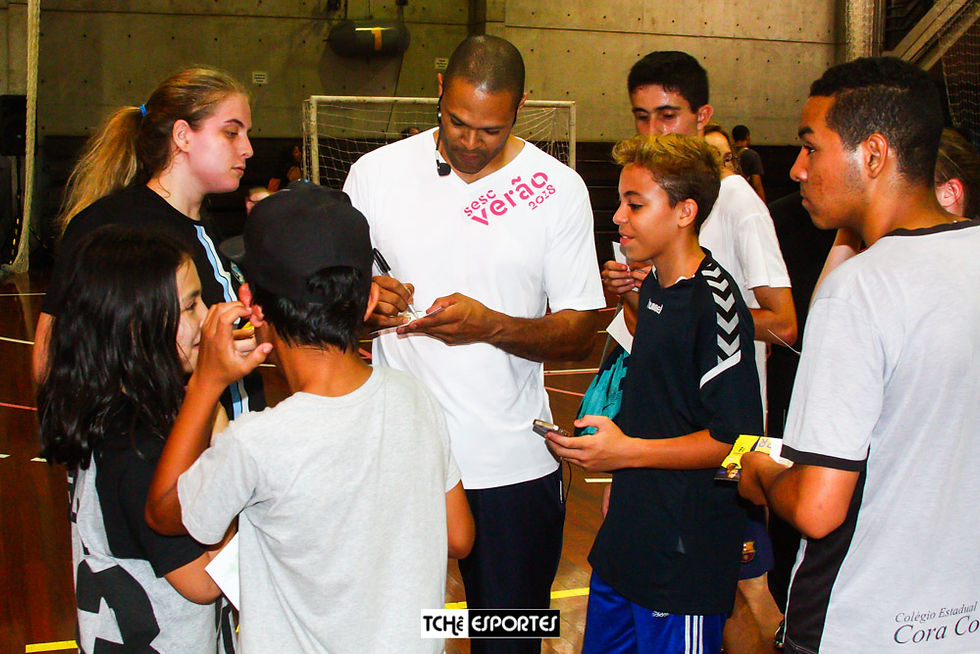 Autógrafos e fotos com o atleta após a atividade. (foto André Pereira / Tchê Esportes)