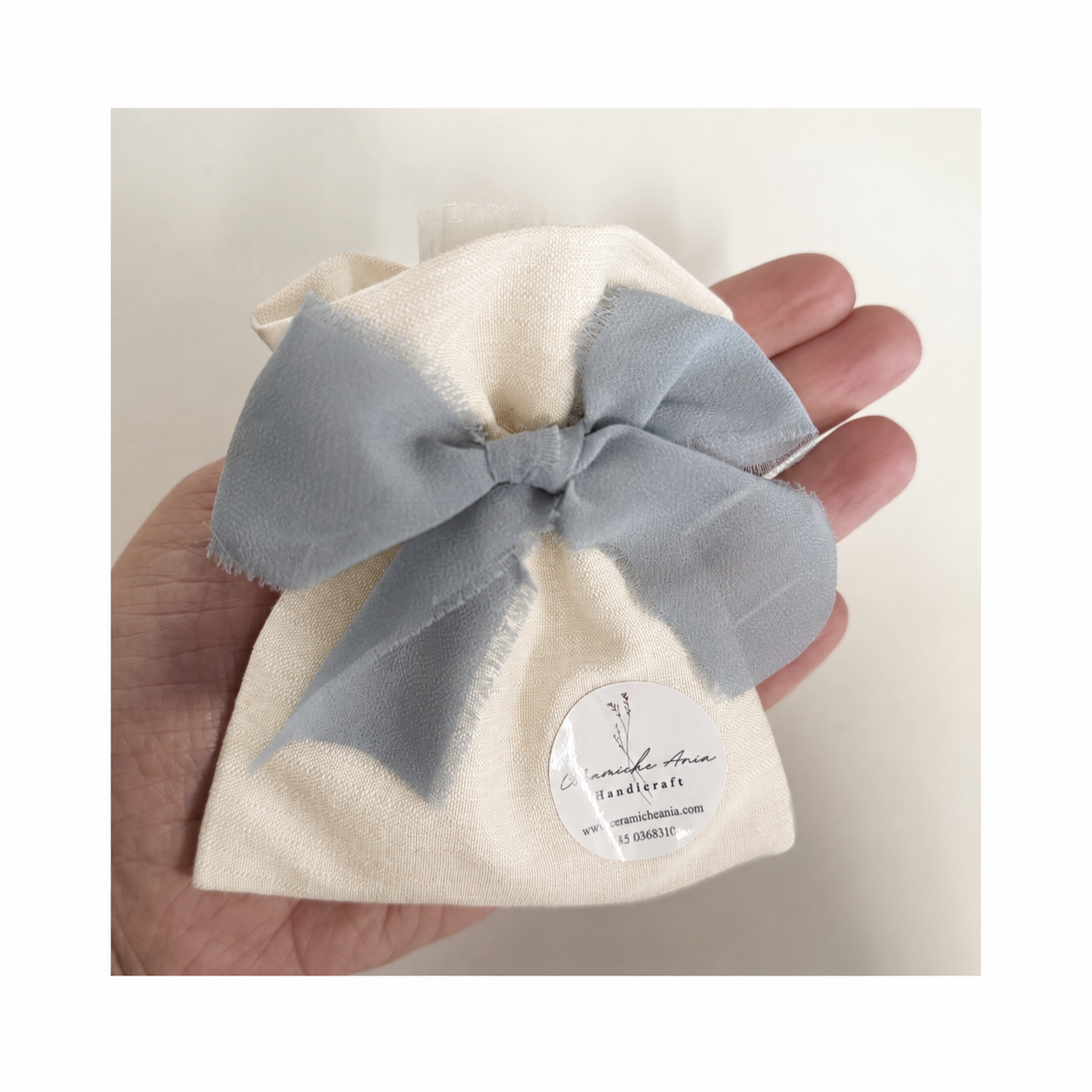 Sacchettino con confetti e fiocco in chiffon sfrangiato varii colori