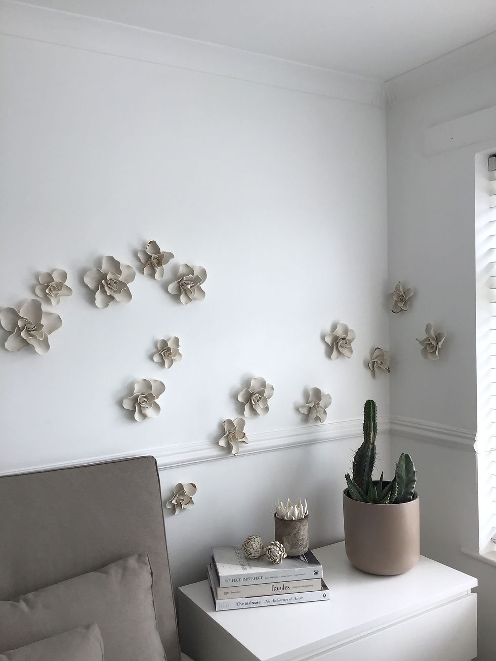 Thumbnail: Set of 9 Natural Porcelain Gardenia Blooms