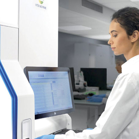 VITEK® MS PRIME de bioMérieux se consolida como una ventaja en laboratorios con alta variabilidad de muestras y necesidad de priorización clínica. Además, transforma la identificación en una herramienta activa del PROA.
