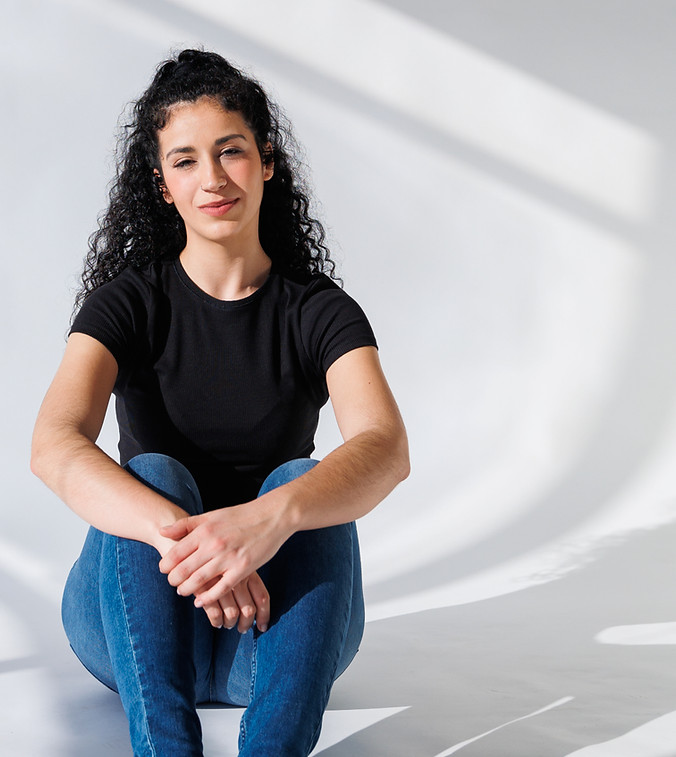 Andrea Mora es una actriz y creadora vasca graduada en Dantzerti, Escuela Superior de Arte Dramático y Danza de Euskadi.
