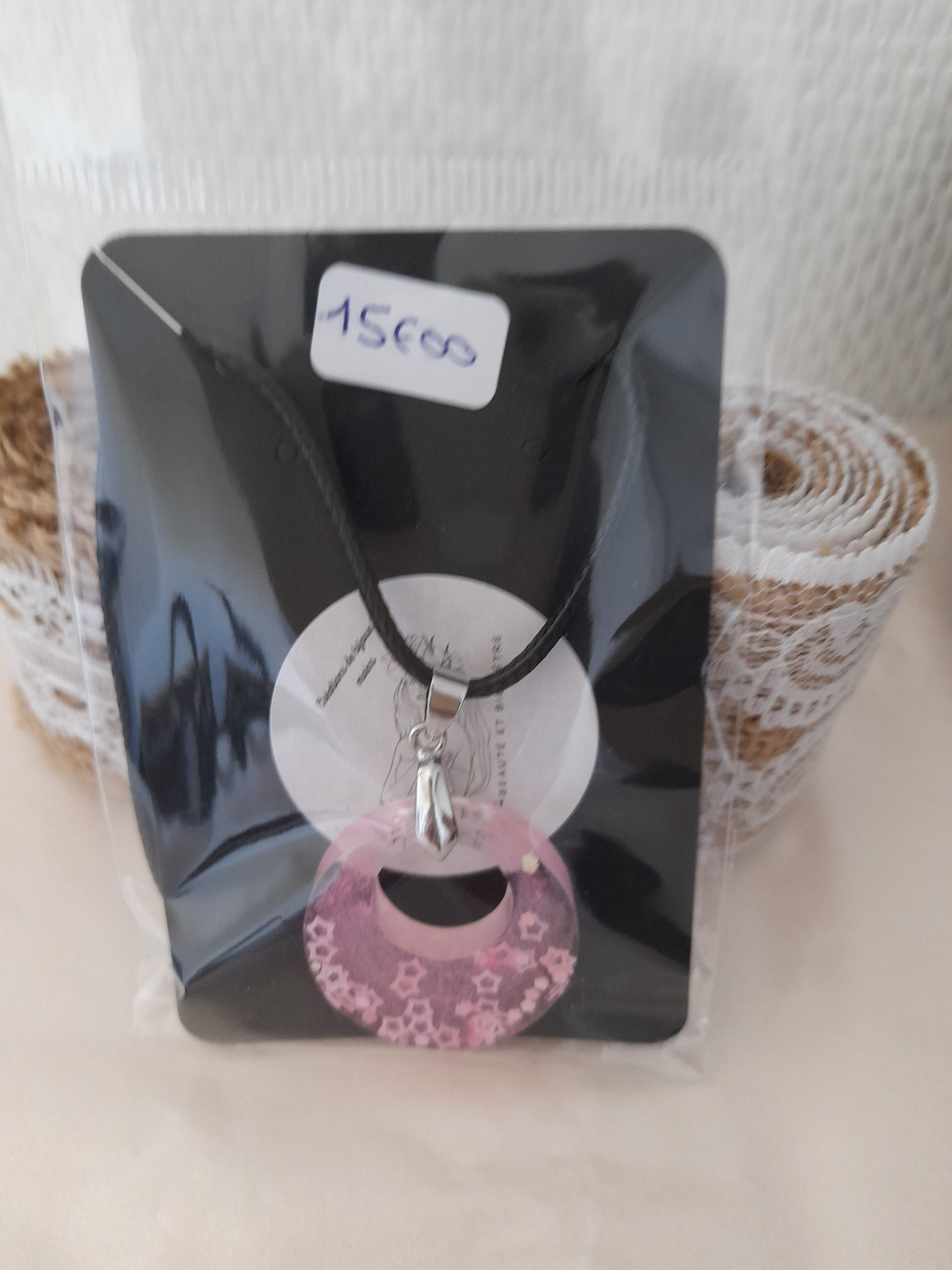 Pendentif rond incrustations étoiles