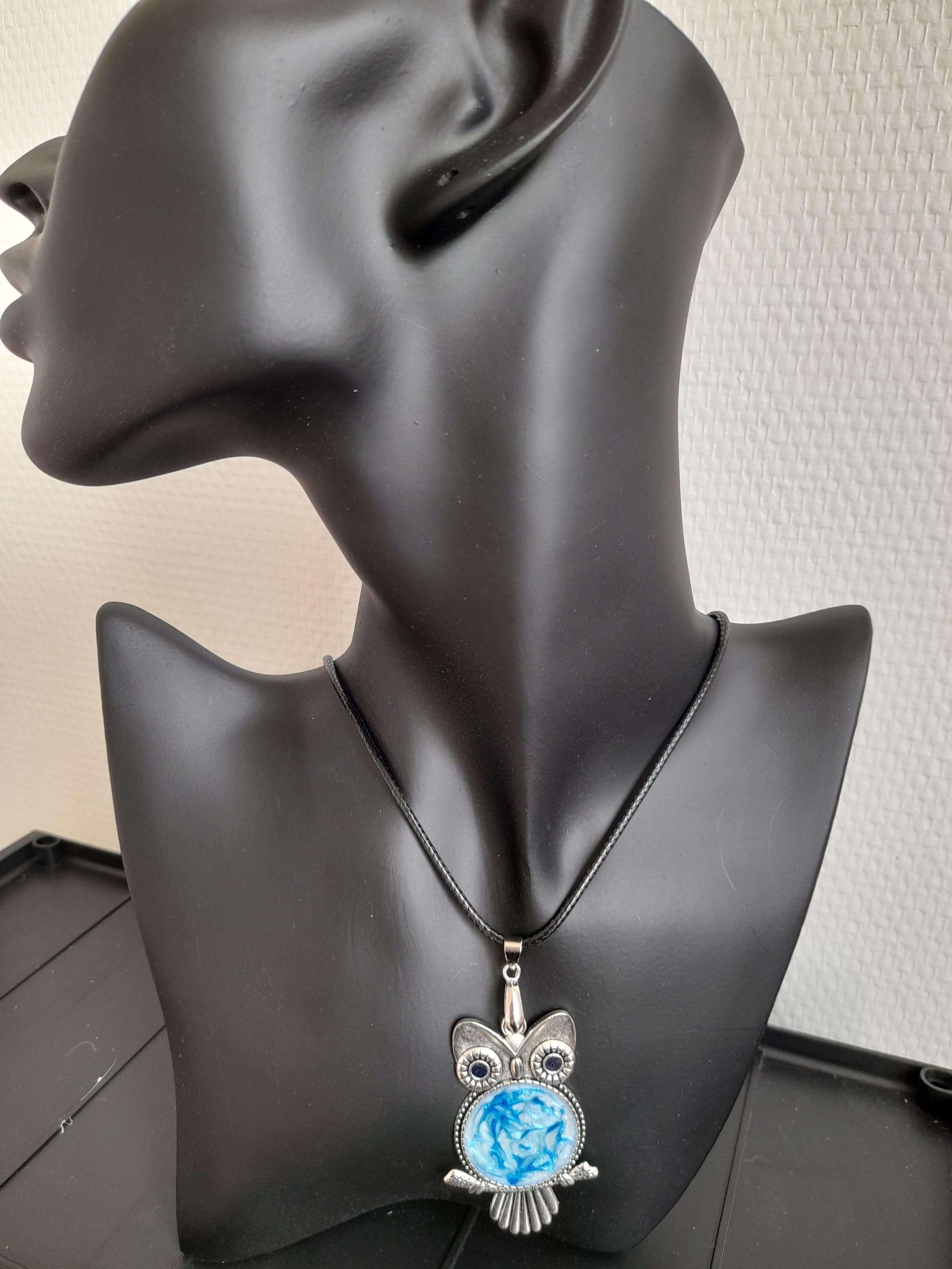 Collier pendentif breloque chouette nacré blanc et bleu