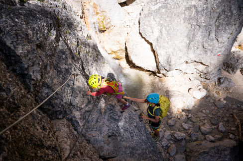 Felskurs für Familien - Klettersteige und Sportklettern mit Kindern lernen