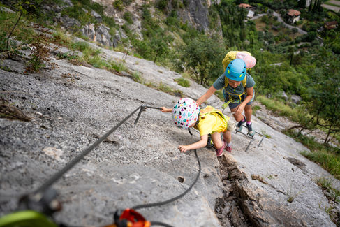 Felskurs für Familien - Klettersteige und Sportklettern mit Kindern lernen