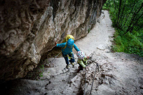 Felskurs für Familien - Klettersteige und Sportklettern mit Kindern lernen