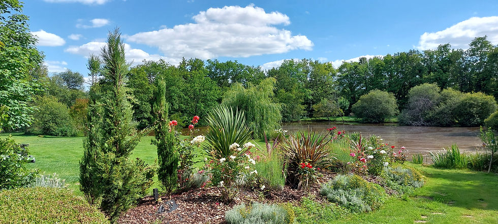 Vue vers le parc fleuri et l'étang