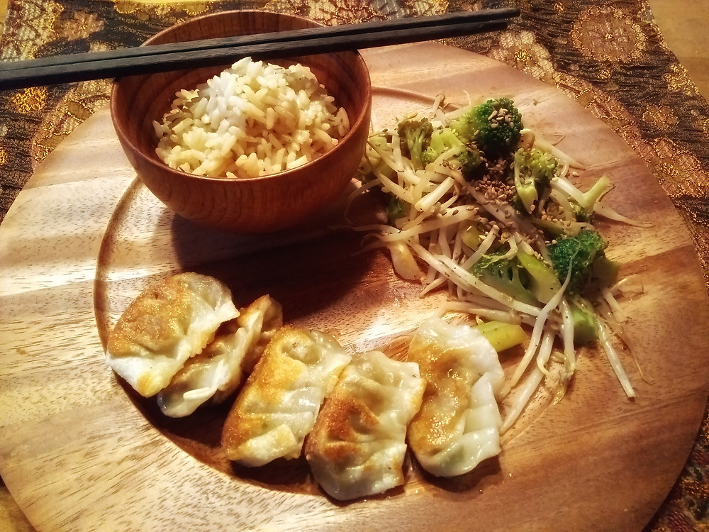 Les dumplings sont accompagnés de riz & légumes